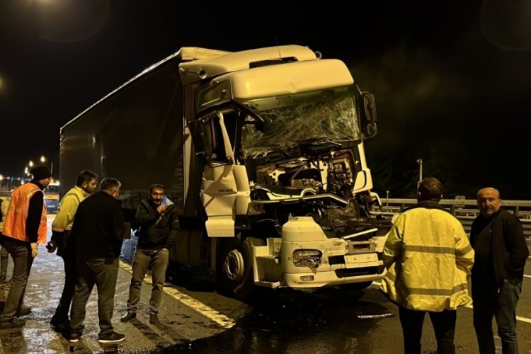 Bolu'da tırın dorsesine çarpan tır kağıt gibi ezildi