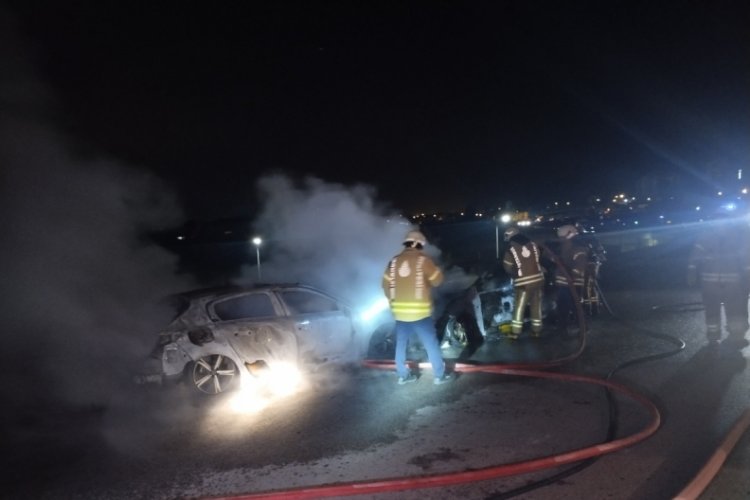 Ters y&ouml;nde giden otomobil ile ticari taksi &ccedil;arpışarak alev alev yandı