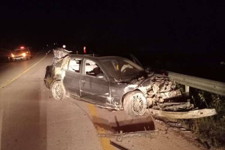 Kastamonu'da &ouml;nce ağa&ccedil;lara sonra bariyerlere &ccedil;arptı