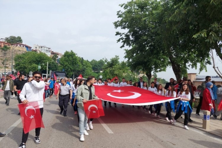 BB Gen&ccedil;lik Kul&uuml;b&uuml;'nden 19 Mayıs korteji