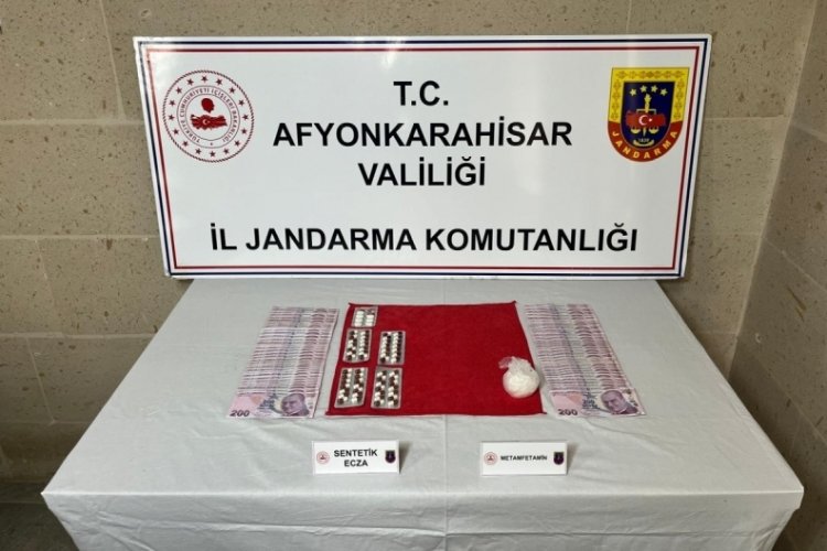 Şehir dışından Afyonkarahisar'da satmak i&ccedil;in uyuşturucu getirmişler