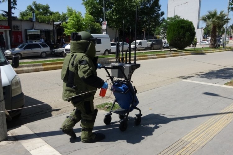 Adıyaman'da kaldırımdaki sırt &ccedil;antası f&uuml;nyeyle patlatıldı