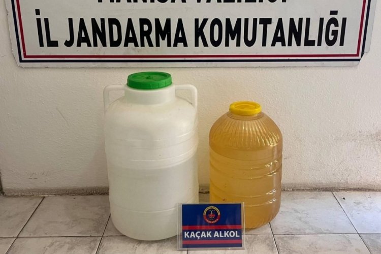 Manisa'da ş&uuml;pheli ara&ccedil;tan 40 litre ka&ccedil;ak alkol &ccedil;ıktı