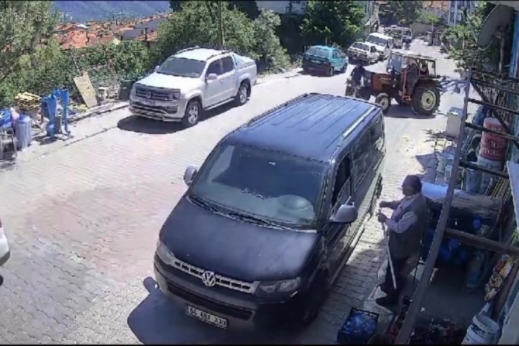 Denizli'de trakt&ouml;rle motosiklet kafa kafaya &ccedil;arpıştı