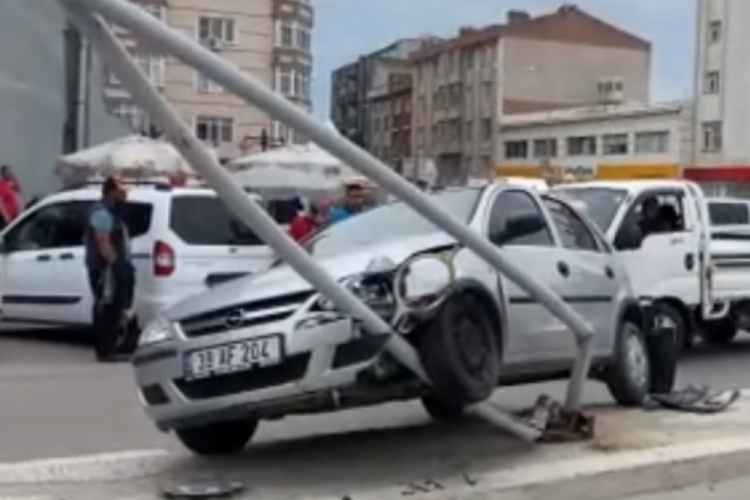 Edirne'de direksiyon hakimiyetini kaybeden s&uuml;r&uuml;c&uuml; direğe &ccedil;arptı
