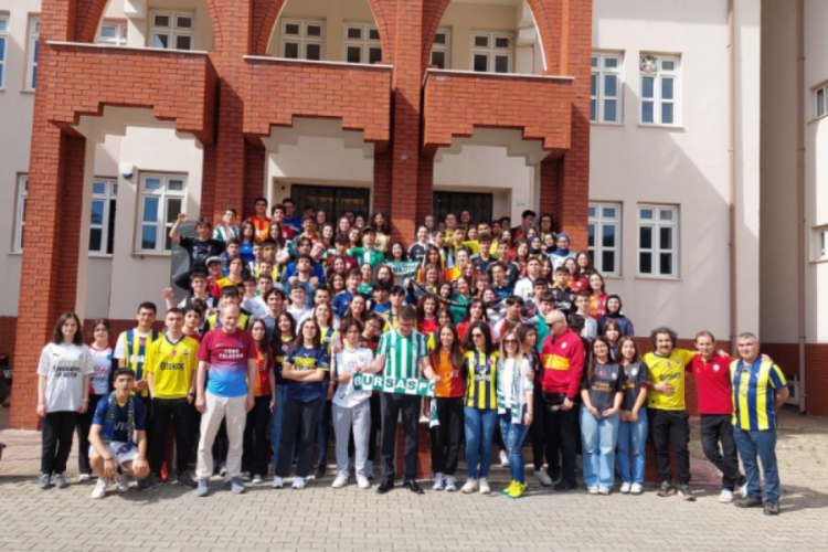 Bursa'da "Formanı Giy Okula Gel" sloganıyla kardeşlik mesajı verdiler