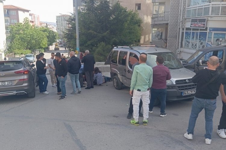 Ankara'da yolda y&uuml;r&uuml;yen kadın &ccedil;arpışan iki aracın arasında kaldı