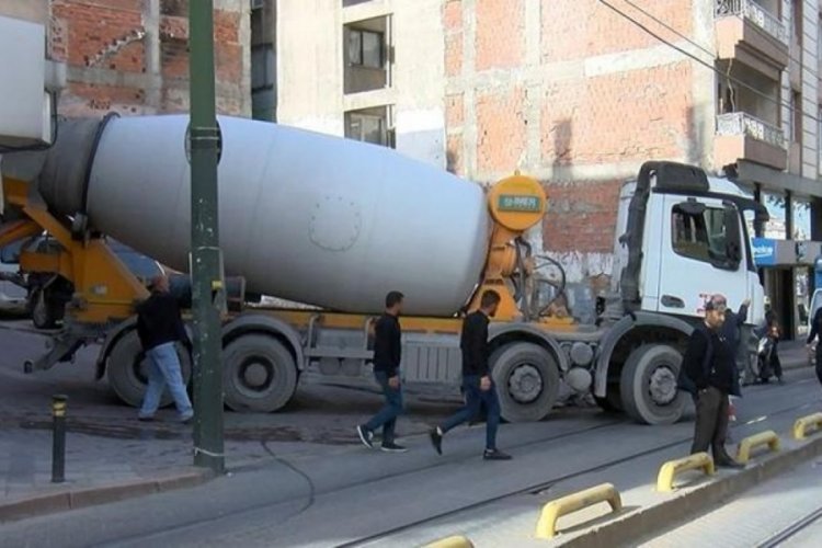 Beton mikseri tramvaya &ccedil;arptı!