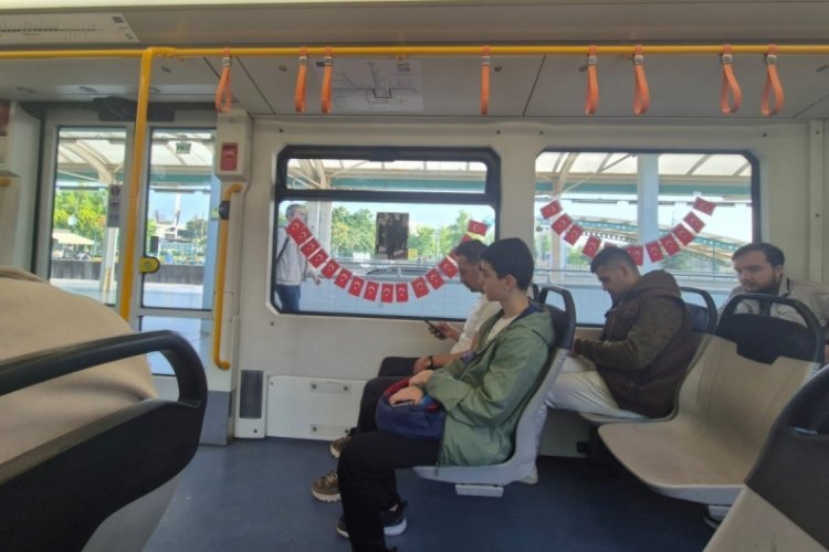 Bursa'da 19 Mayıs'a &ouml;zel T&uuml;rk bayrakları metrolarda yerini aldı!