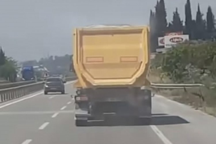 Bursa'da kamyon dorsesindeki kumları yola d&ouml;kerek ilerledi
