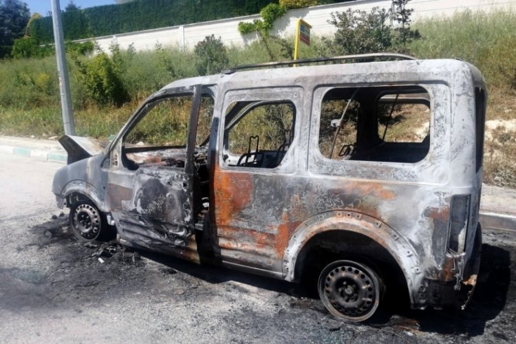 Bursa'da bir vatandaş alev alan ara&ccedil;tan son anda kurtuldu