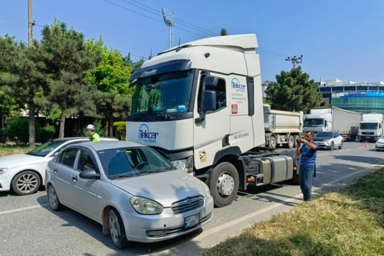 Bursa'da tır &ouml;n&uuml;ne kattığı otomobili metrelerce s&uuml;r&uuml;kledi