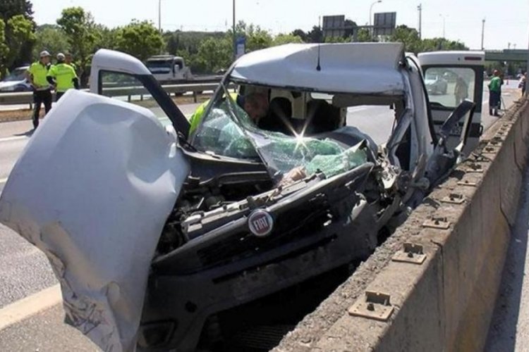İki ara&ccedil; &ccedil;arpıştı, s&uuml;r&uuml;c&uuml; ara&ccedil; i&ccedil;in sıkıştı