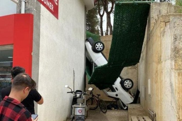El freni &ccedil;ekilmeyen otomobil 5 metre y&uuml;kseklikten d&uuml;şt&uuml;