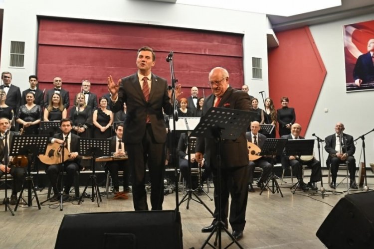 Manisa'da Selim &Ouml;ztaş korosu musiki ziyafetiyle geceye damga vurdu