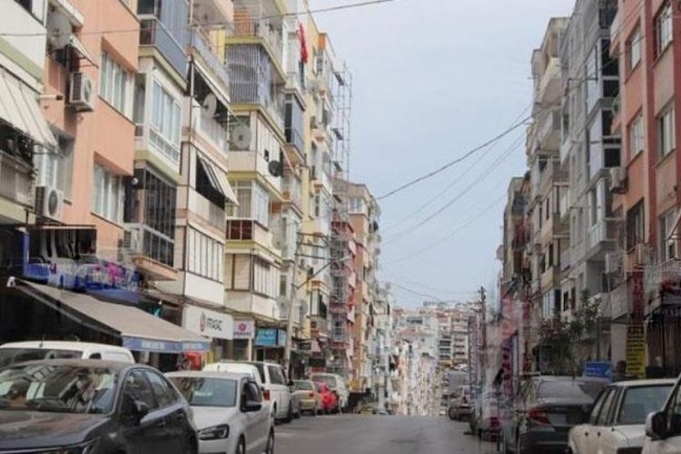 İzmir'de evinden eşyaları fırlatan adam mahalleyi birbirine kattı