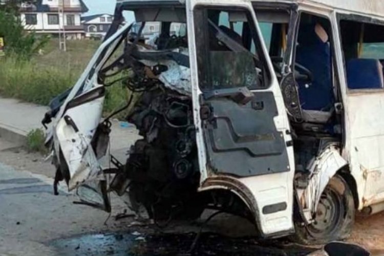Kontrolden &ccedil;ıkarak devrilen midib&uuml;s hurdaya d&ouml;nd&uuml;, s&uuml;r&uuml;c&uuml; hayatını kaybetti