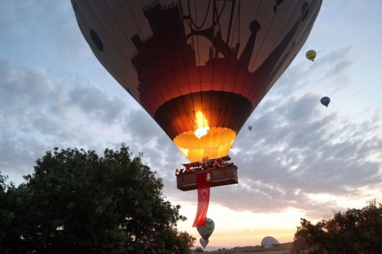 Nevşehir'de balonlar T&uuml;rk bayraklarıyla u&ccedil;tu