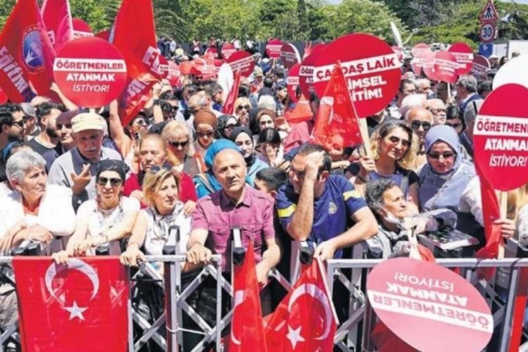 &Ouml;zg&uuml;r &Ouml;zel: M&uuml;fredat yapmak anayasa yapmak gibi