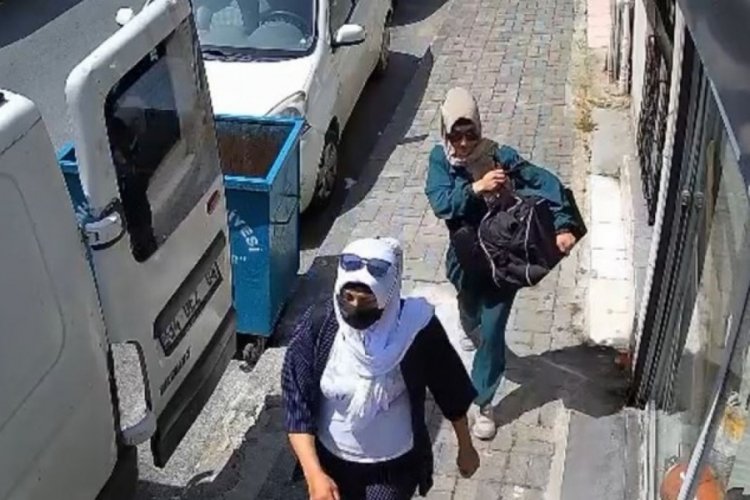 İstanbul'da kadın hırsızlar &ccedil;aldıkları kasayı &ccedil;antaya koyup ka&ccedil;tılar