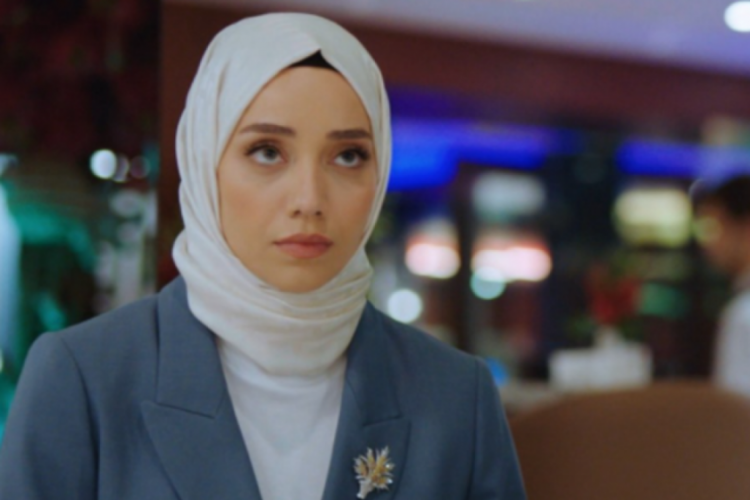 Kızılcık Şerbeti'nin G&ouml;rkem'i &Ouml;zge &Ouml;zacar Cannes tarzıyla olay oldu!