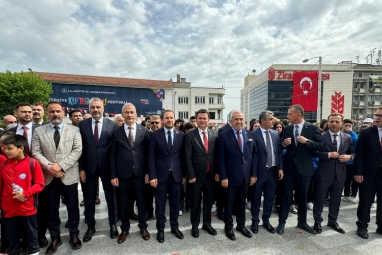 Bursa Gen&ccedil;lik ve Spor İl M&uuml;d&uuml;rl&uuml;ğ&uuml;'nden Heykel Atat&uuml;rk Anıtı'na &ccedil;elenk sunumu