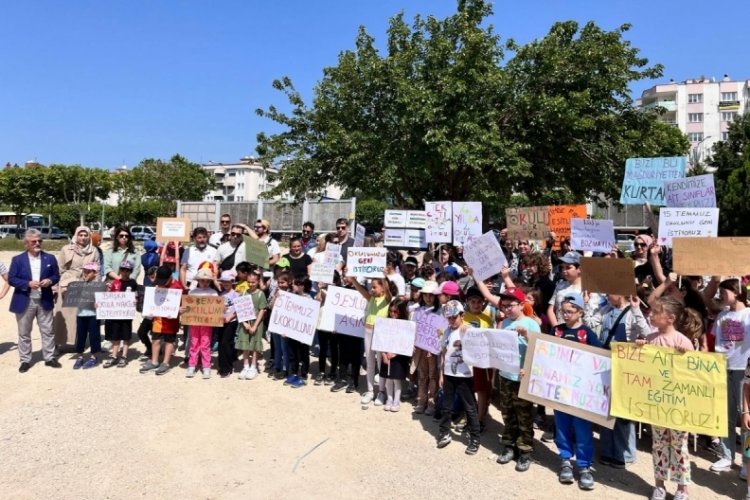 Bursa'da okul deprem tedbirleri gereğince tahliye edilmişti: 1 yıl ge&ccedil;mesine rağmen &ccedil;ivi dahi &ccedil;akılmadı