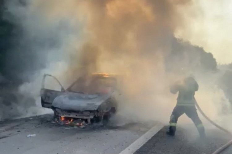 Mersin Tarsus'ta otomobil alevlere teslim oldu