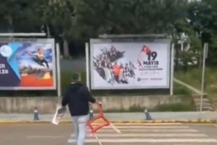 Kocaeli'de afişte Atat&uuml;rk'&uuml;n yer almayınca vatandaş afişe m&uuml;dahale etti
