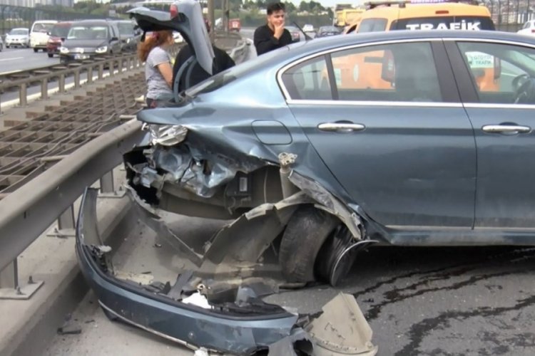 İstanbul'da 3 aracın karıştığı zincirleme trafik kazası meydana geldi