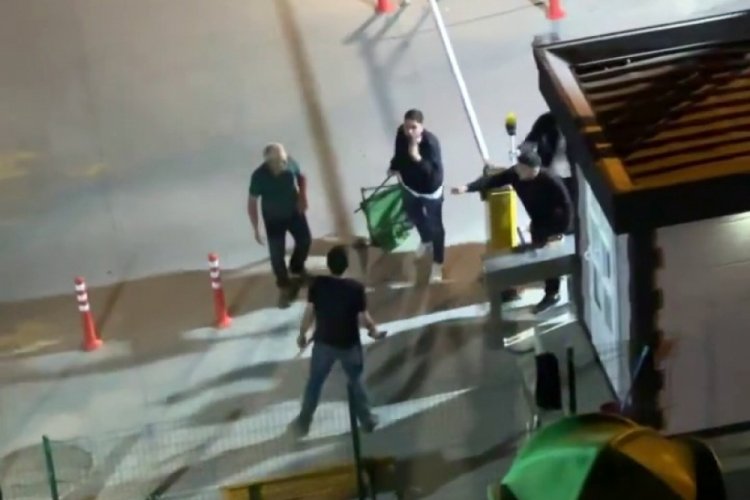 İstanbul'da g&uuml;r&uuml;lt&uuml; kavgası! Sandalye ve satır havada u&ccedil;tu