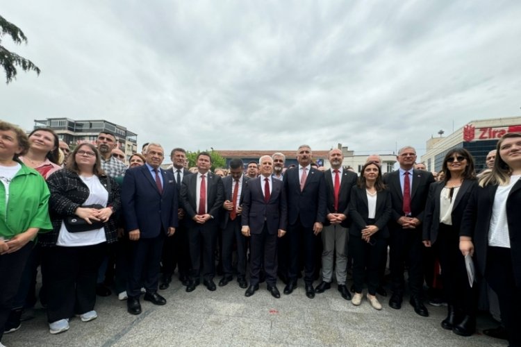 Bursa'da CHP ve İYİ Parti İl Başkanlıkları'ndan &ccedil;elenk takdimi