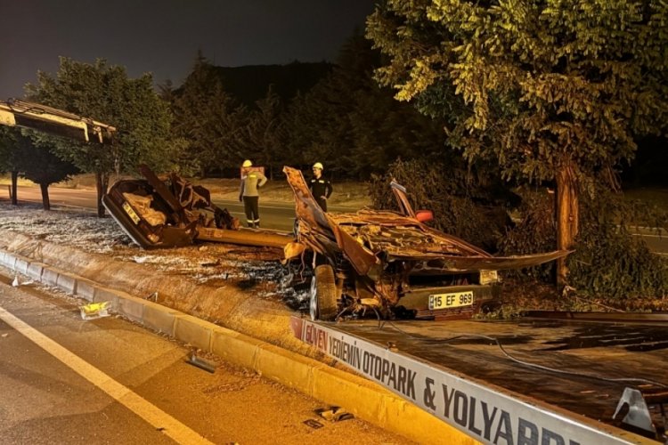 Burdur'da kontrolden &ccedil;ıkıp ref&uuml;jdeki ağaca &ccedil;arpan otomobil ikiye b&ouml;l&uuml;nd&uuml;