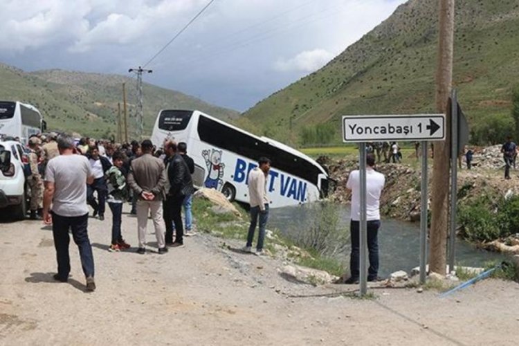 Bitlis'te yolcu otob&uuml;s&uuml; dereye u&ccedil;tu