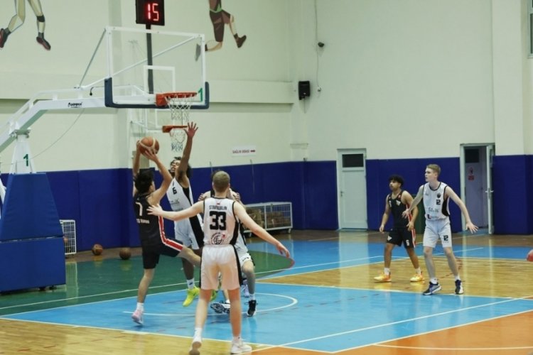 Nil&uuml;fer'in kardeş kentlerinin U16 takımlarının m&uuml;cadele ettiği basketbol turnuvası sona erdi