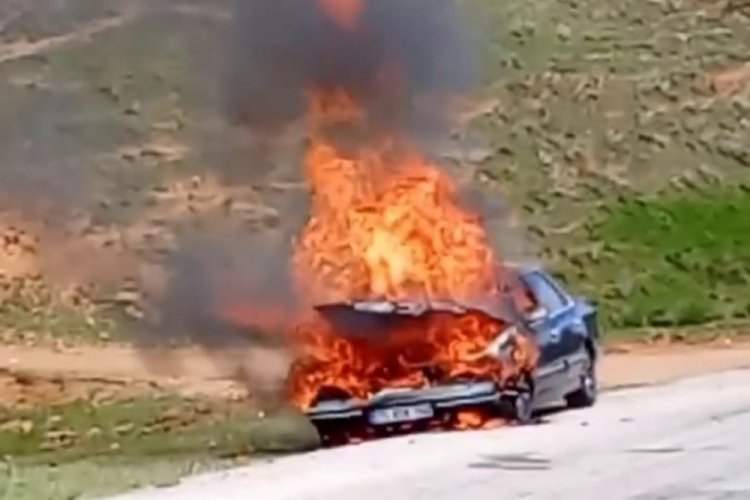 Van'da seyir halindeki otomobil alev aldı!