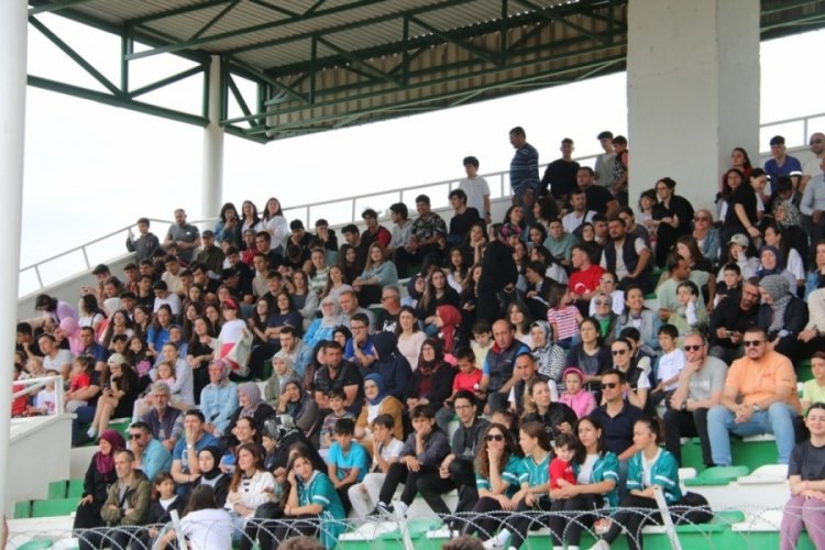 İznik İl&ccedil;e Stadyumunda yapılan kutlamalarda, vatandaşlar yoğun ilgi g&ouml;sterdi