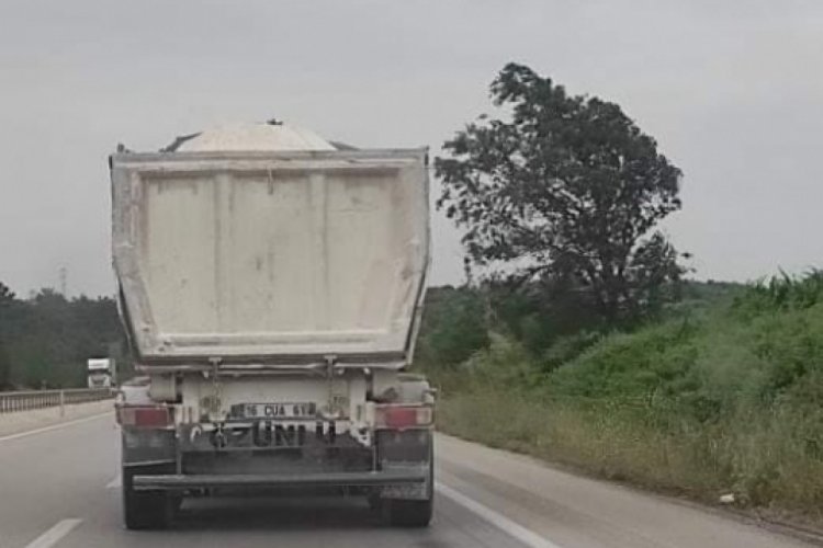 Bursa'da tedbirsiz trafiğe &ccedil;ıkan kamyonlar tehlike sa&ccedil;ıyor!