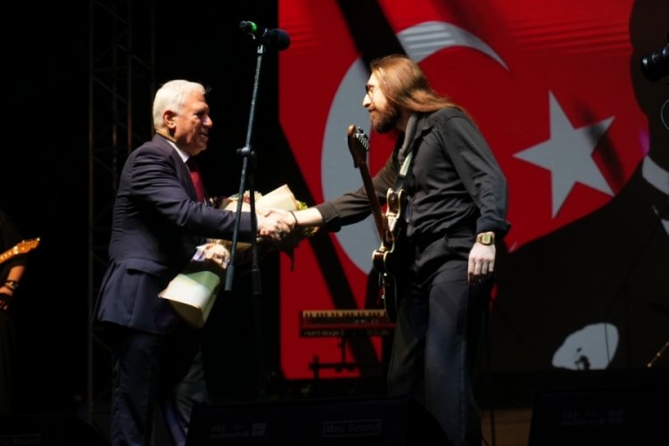 Bursa'da Emre Fel r&uuml;zgarı