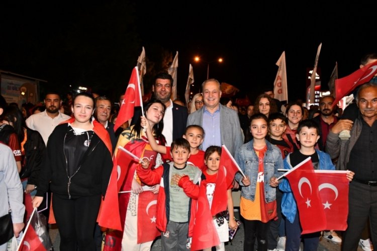 Cumhuriyet gen&ccedil;leri Mustafakemalpaşa'yı aydınlattı