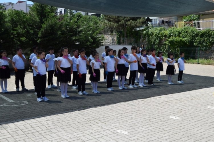 Minik &ouml;ğrencilerden en anlamlı etkinlik! Topladıkları mavi kapaklar ile tekerlekli sandalye aldılar