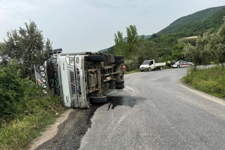 Bursa'da virajı alamayan sebze y&uuml;kl&uuml; kamyon devrildi!