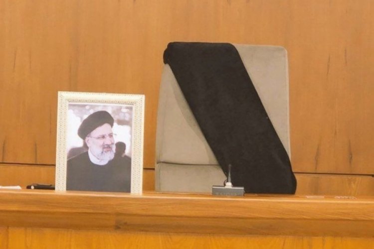 Cumhurbaşkanı Reisi'nin koltuğu siyah &ouml;rt&uuml;yle &ouml;rt&uuml;ld&uuml;