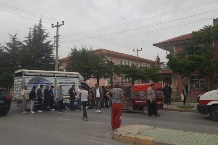 Kamyonetle &ccedil;arpışan motosiklet s&uuml;r&uuml;c&uuml;s&uuml; yaralandı