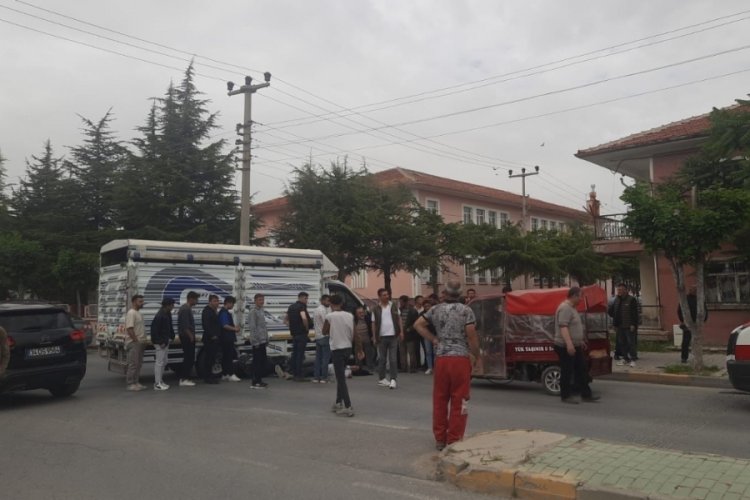 Afyonkarahisar'da kamyonet ile motosiklet &ccedil;arpıştı: 1 yaralı