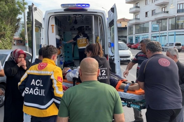 Yolun karşısına ge&ccedil;meye &ccedil;alışan kadına otomobil &ccedil;arptı