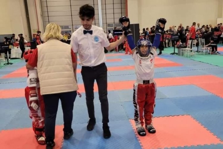 Bursalı Kick Bokscu d&uuml;nya &uuml;&ccedil;&uuml;nc&uuml;s&uuml; oldu!