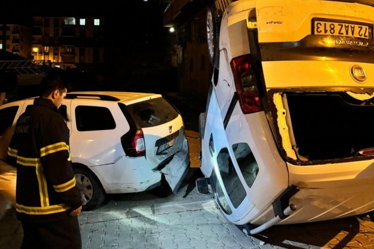 Siirt'te midib&uuml;s yokuş aşağı hareket ederek 9 araca &ccedil;arptı