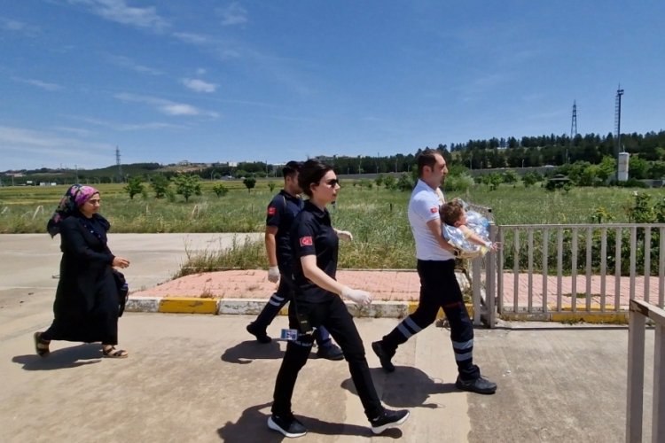 Diyarbakır'da kaynar s&uuml;t kazanına d&uuml;şen &ccedil;ocuk ambulans helikopterle sevk edildi