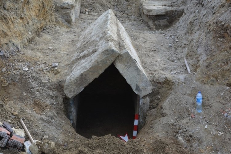 Bolu'da su deposu kazısında ortaya &ccedil;ıkan mezar sit alanı oldu